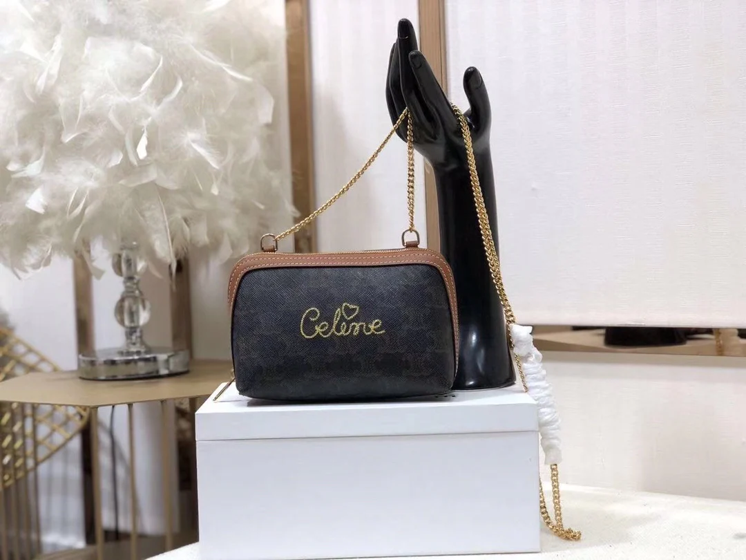 Косметичка Celine Triomphe с ручной росписью в форме сердца, из искусственной кожи и овечьей кожи, на цепочке - 1 шт.