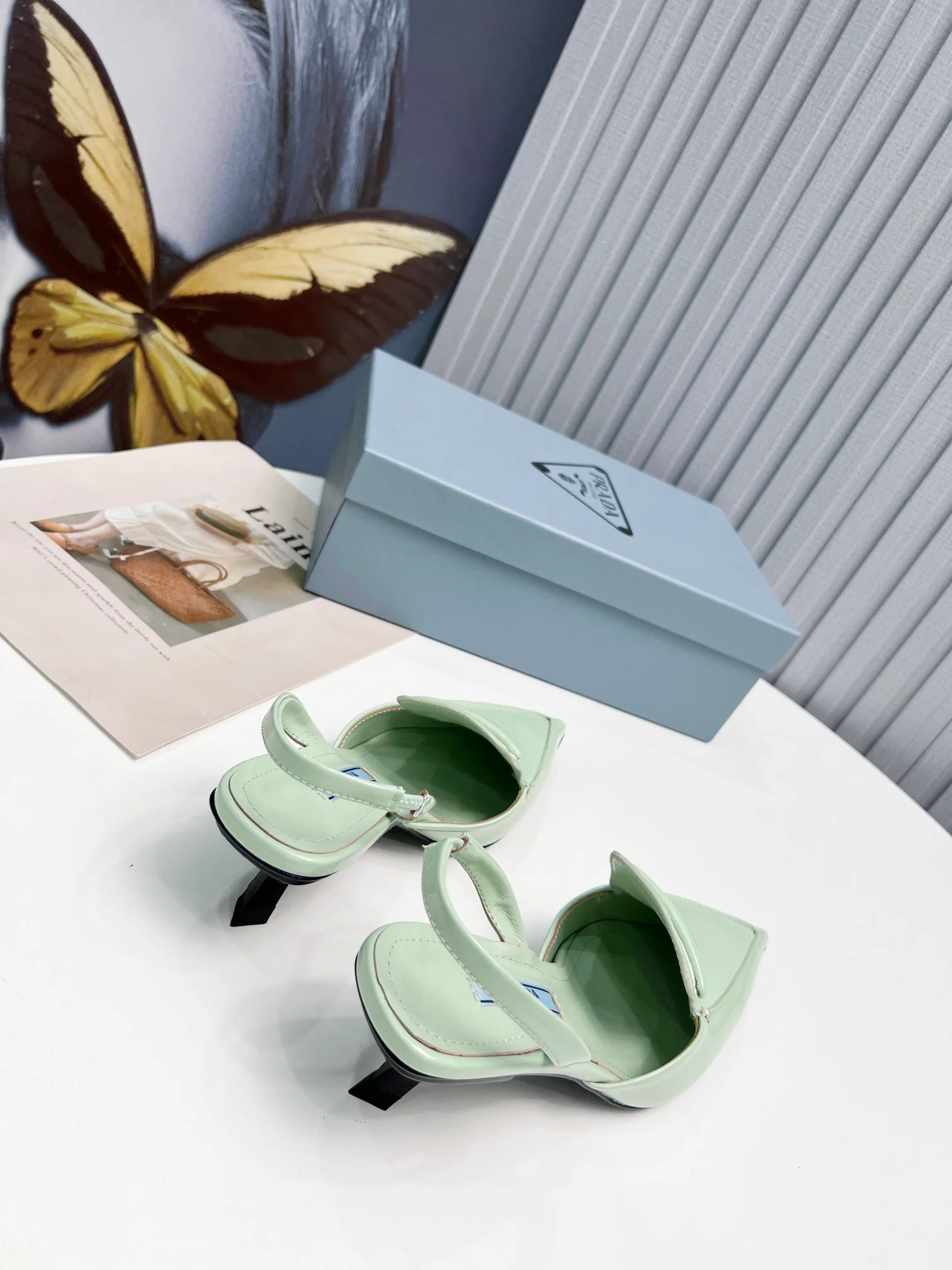 Prada - Светло-зеленые сандалии с острым носком