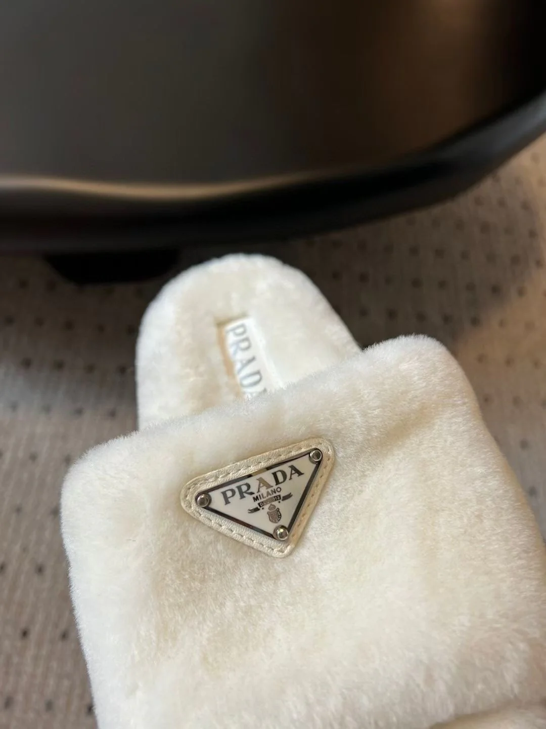 Новинка сезона осень/зима 2023 от Prada - Шерстяные тапочки - Белые