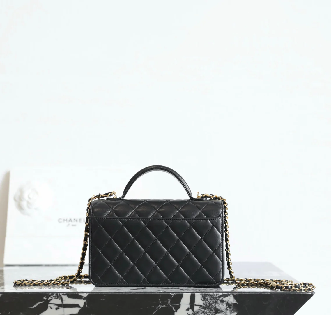 Chanel - Сумка-мессенджер с заклепками - Черная с золотой фурнитурой