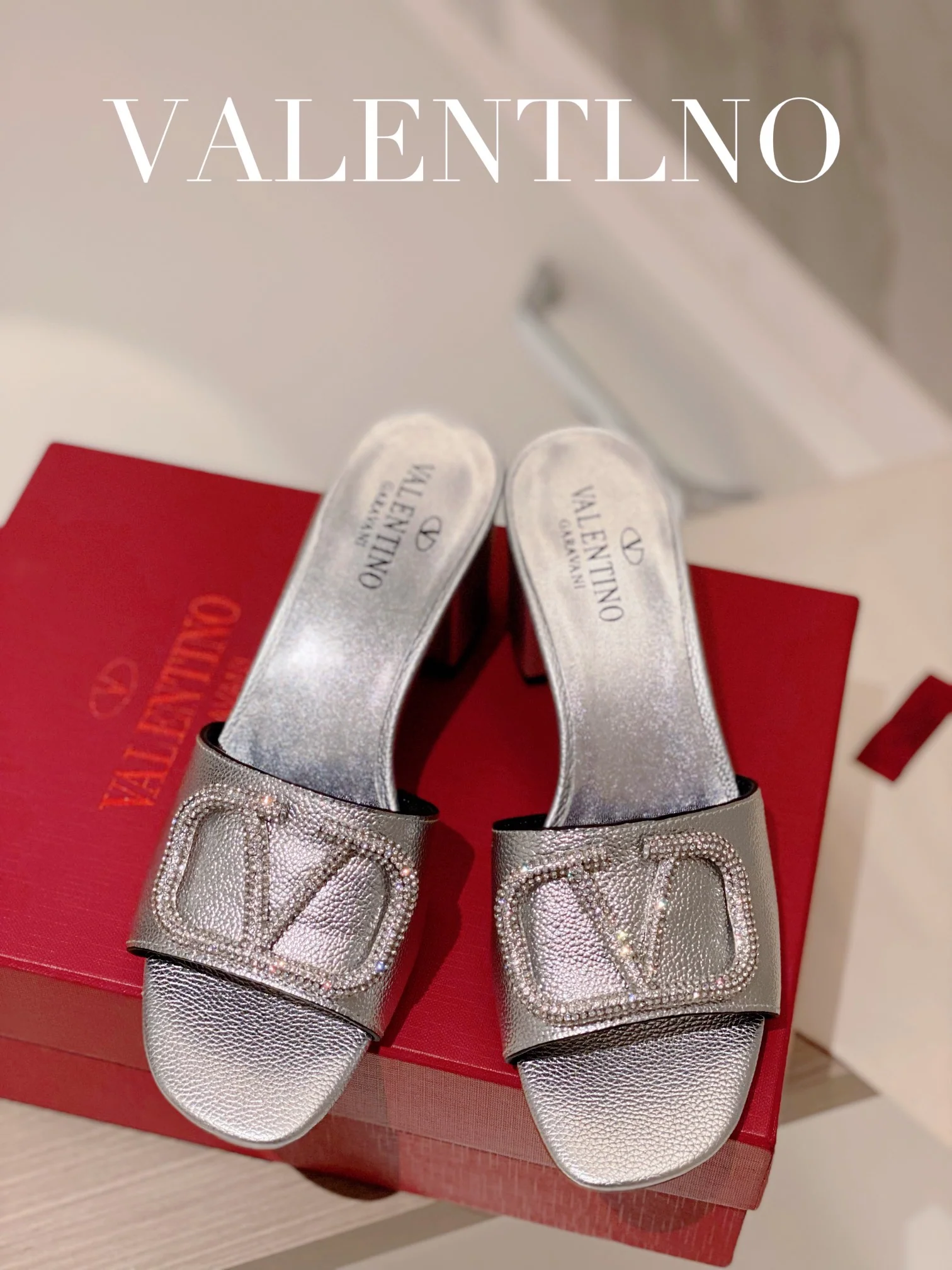 Valentino - Серебристые босоножки на массивном каблуке
