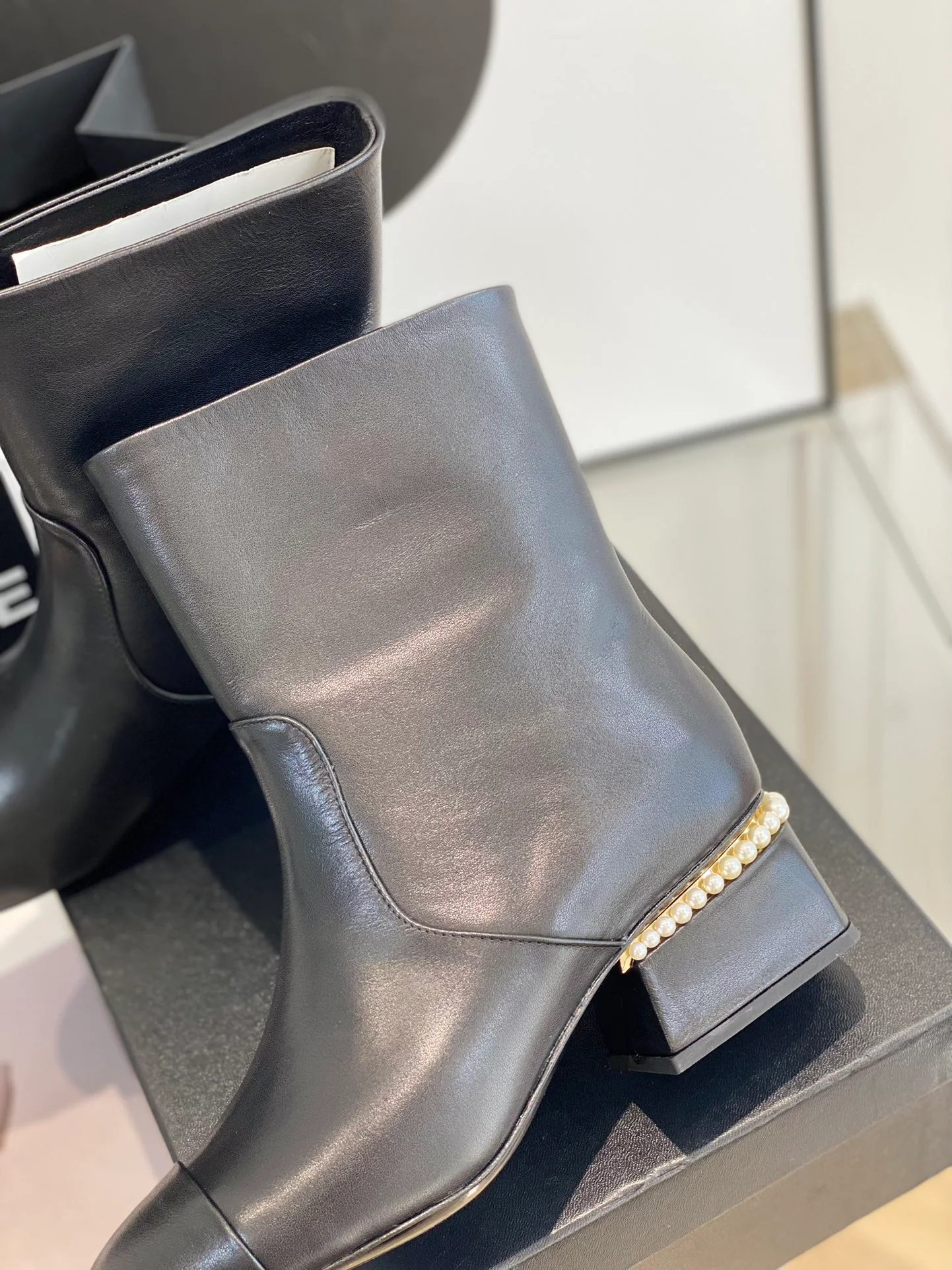 Chanel - Ботильоны на жемчужном каблуке