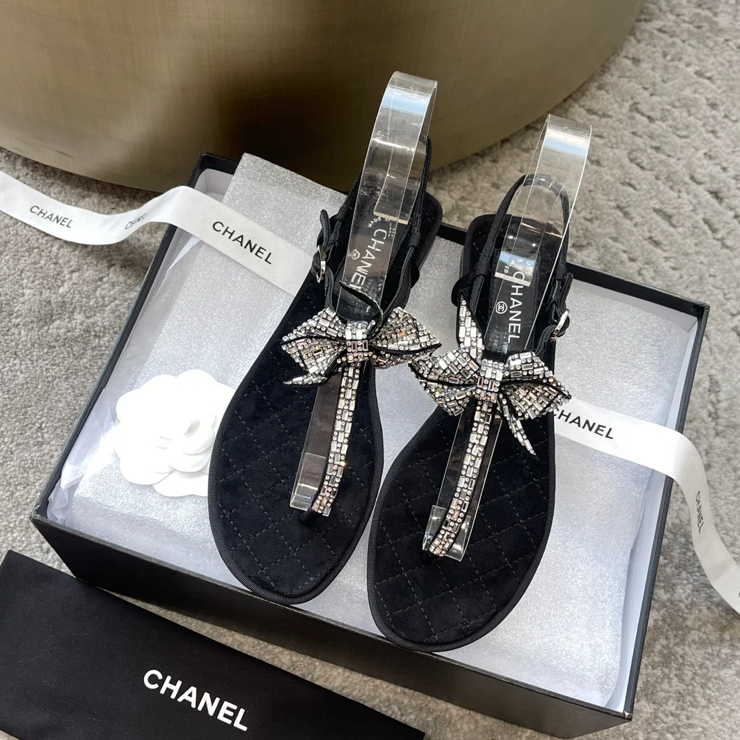 Новинка сезона весна/лето 2023 от Chanel - Сандалии-вьетнамки с бантом из хрустальных страз - Черные