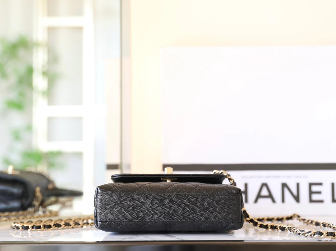 Сумка Chanel с цепочкой и клапаном — черная с фурнитурой из светлого золота.