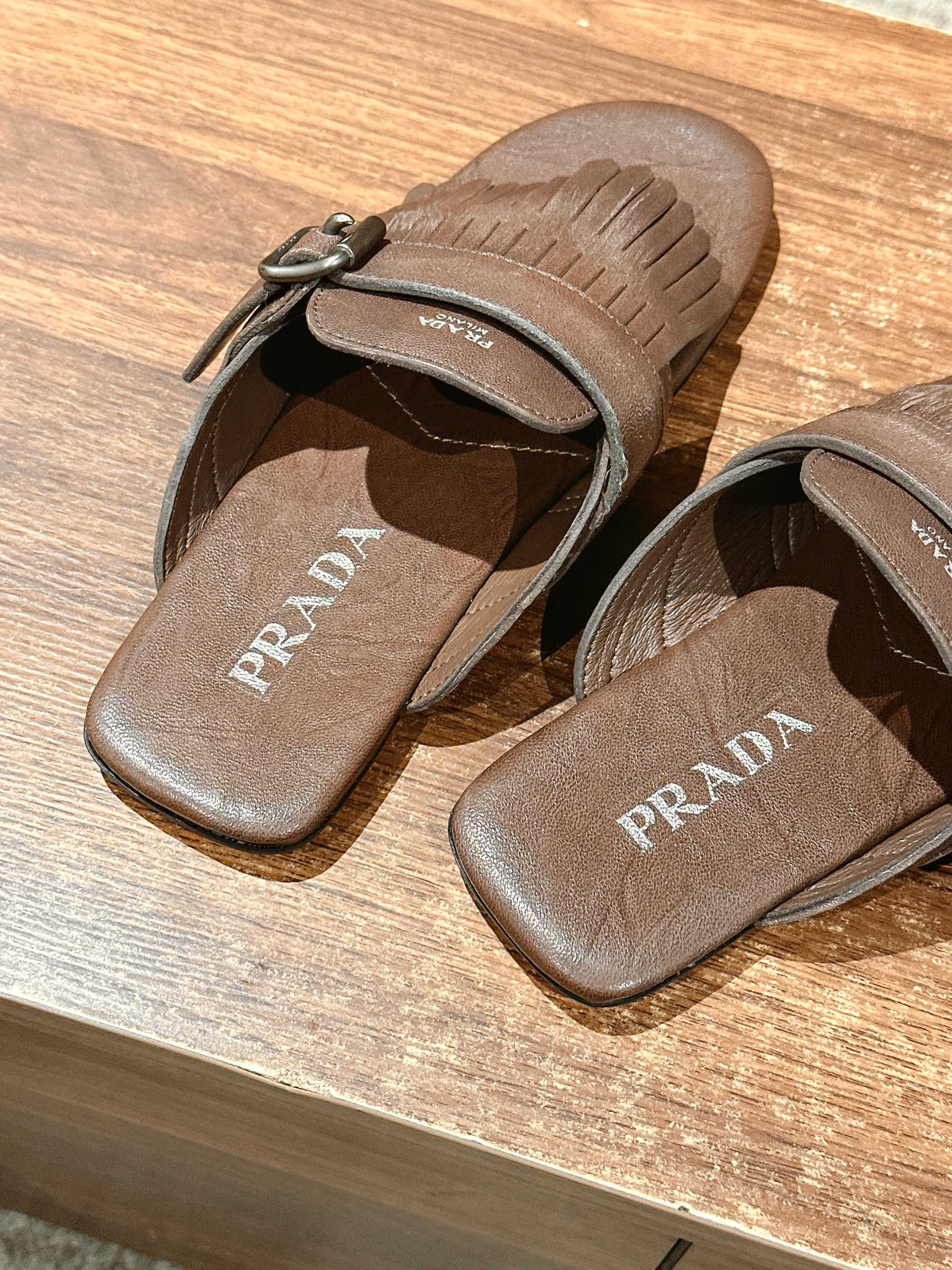 Новинка сезона весна/лето 2025 от Prada - Ретро-тапочки с кисточками - Подиумный стиль - Кофейно-коричневый