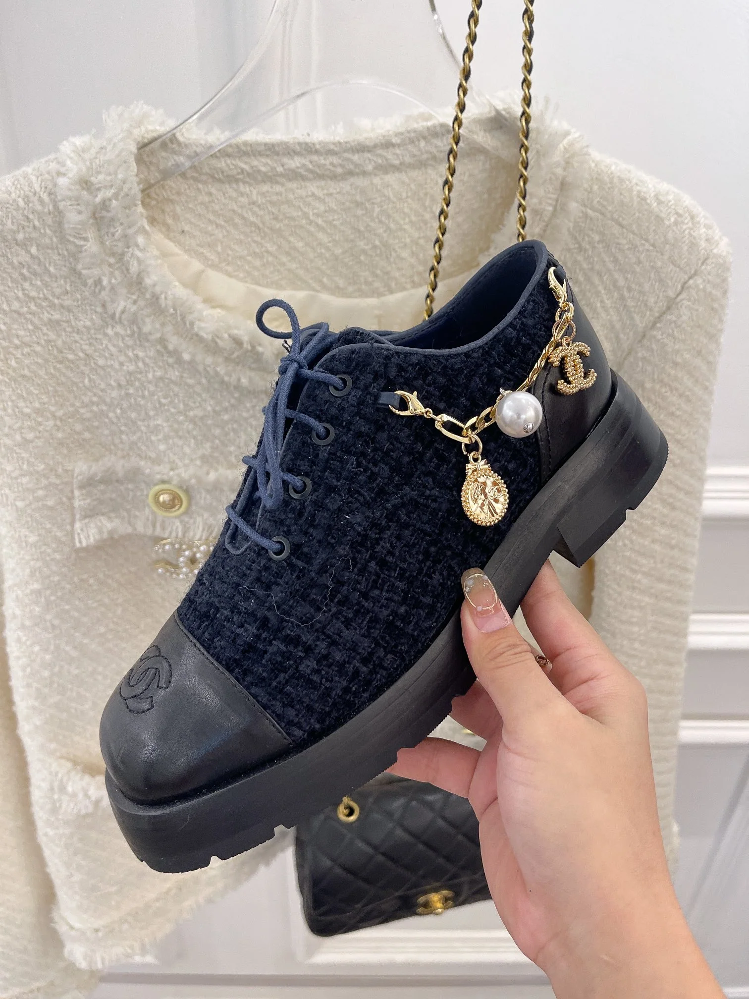 Новинка сезона осень/зима 2023 от Chanel - Лоферы с цепочкой - Синие