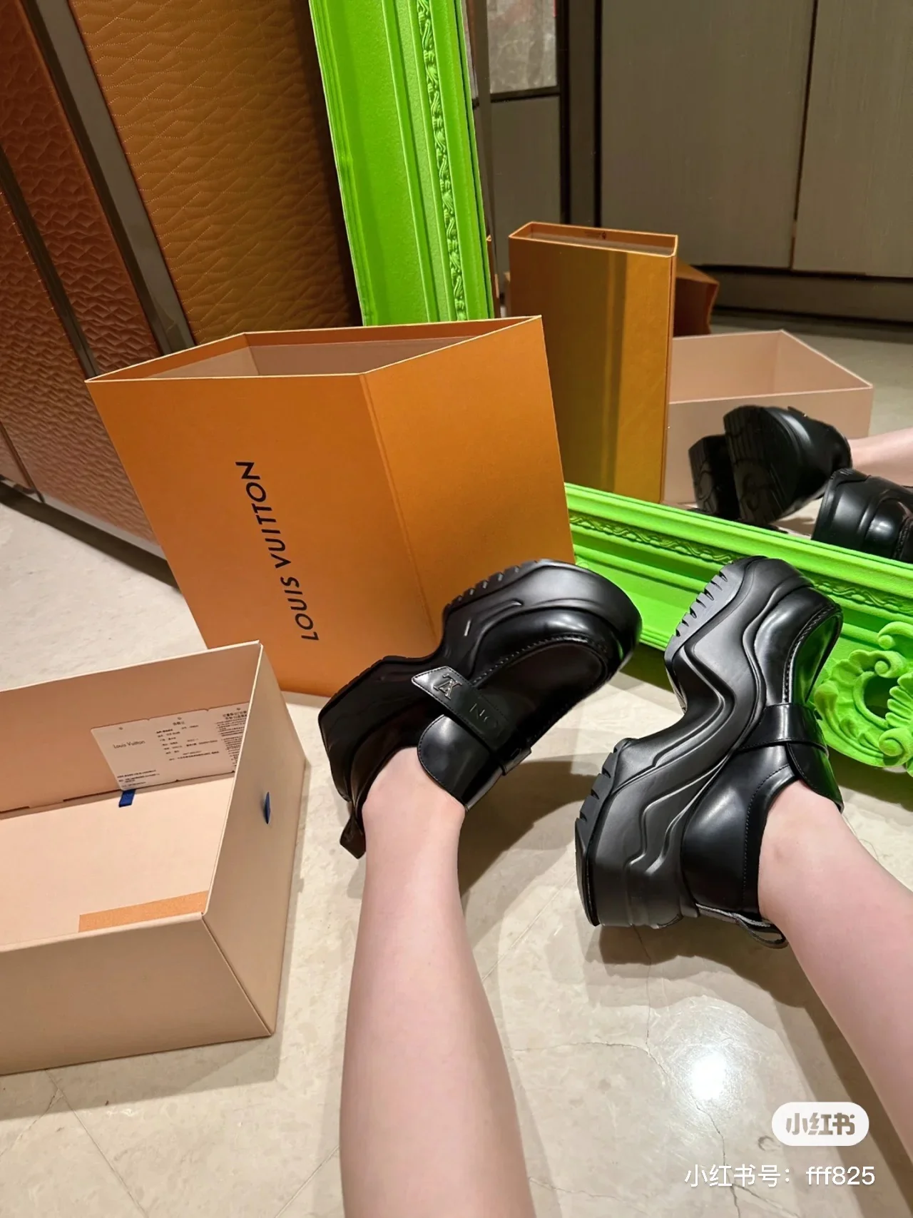 Весенняя новинка LV 2023 — повседневные туфли на платформе с закругленным носком.