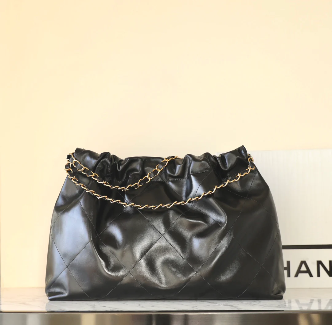 Сумка Chanel 22 (горизонтальный дизайн) - черная с золотой фурнитурой.