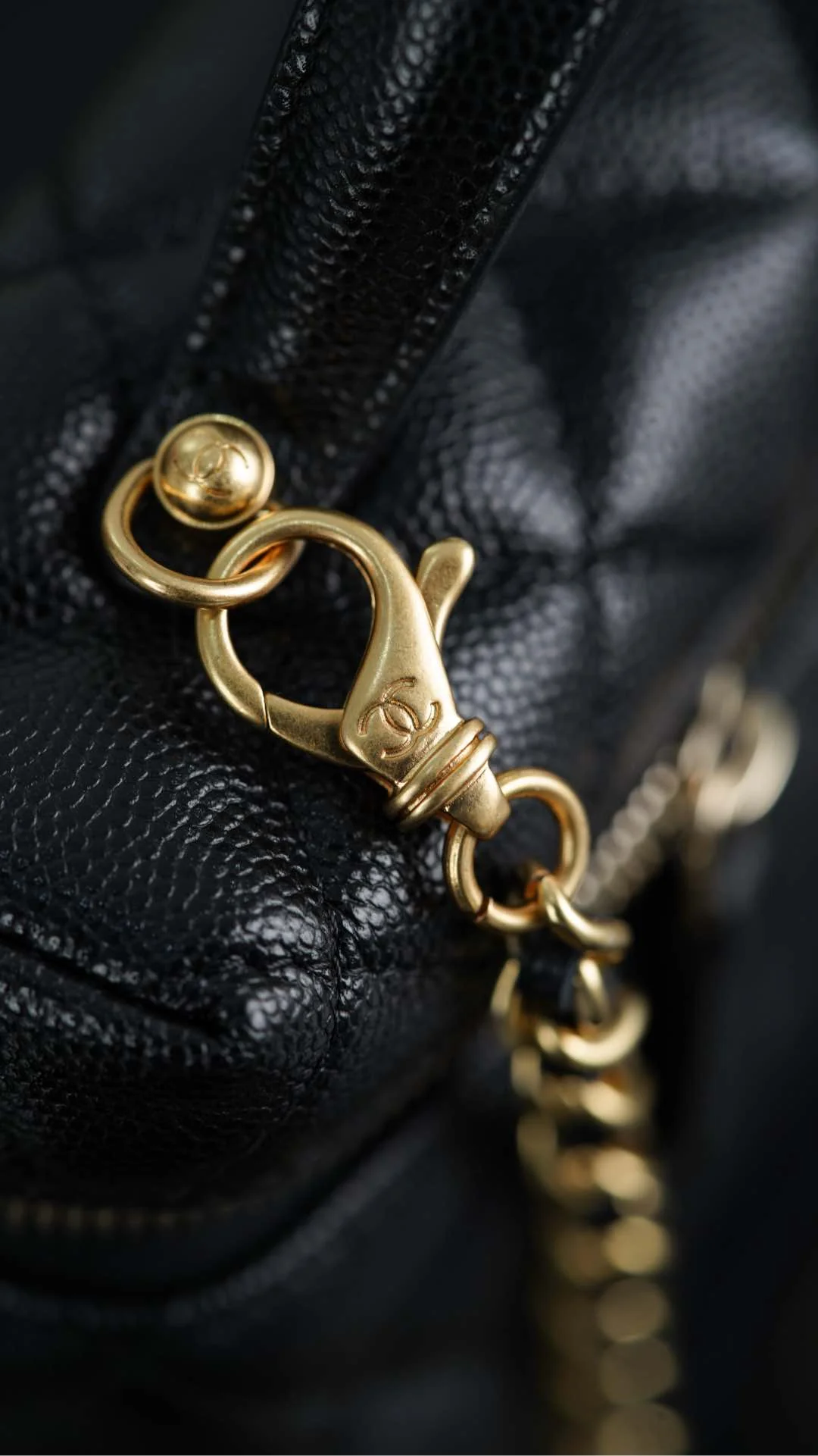 Сумка для ланча Chanel 25p Lychee Beef - черно-золотая