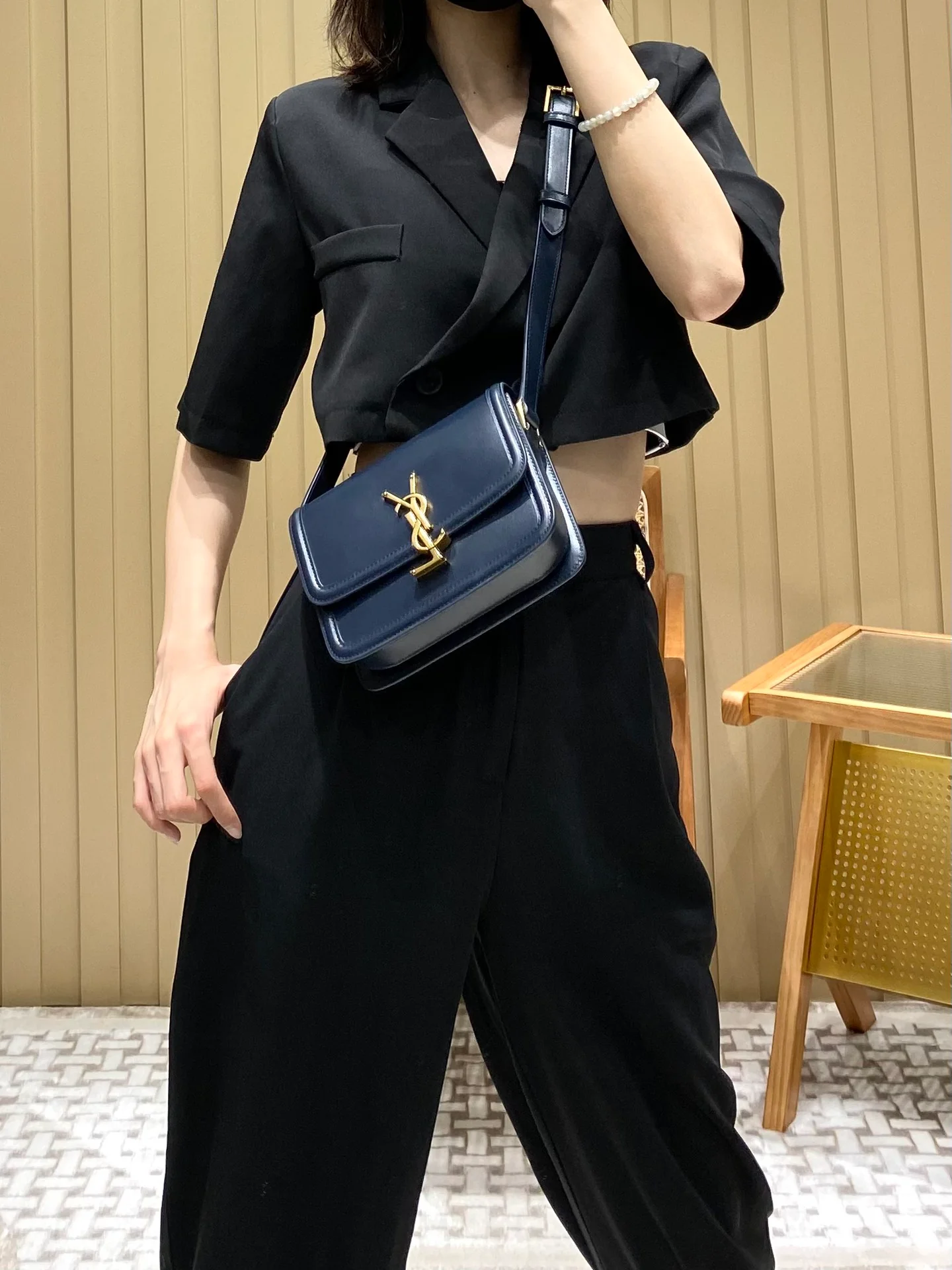 Сумка YSL Solferino Tofu Bag - грязно-синяя - 18 см - На фото: На мне
