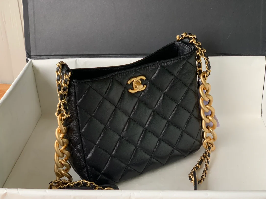 Коллекция Chanel Весна/Лето 2022 - Сумка-хобо - Маленькая