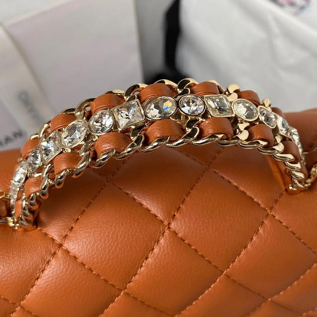 Коллекция Chanel Pre-Fall 2023 - Сумка CF с ручкой, украшенной стразами - Оранжево-коричневая - 21 см