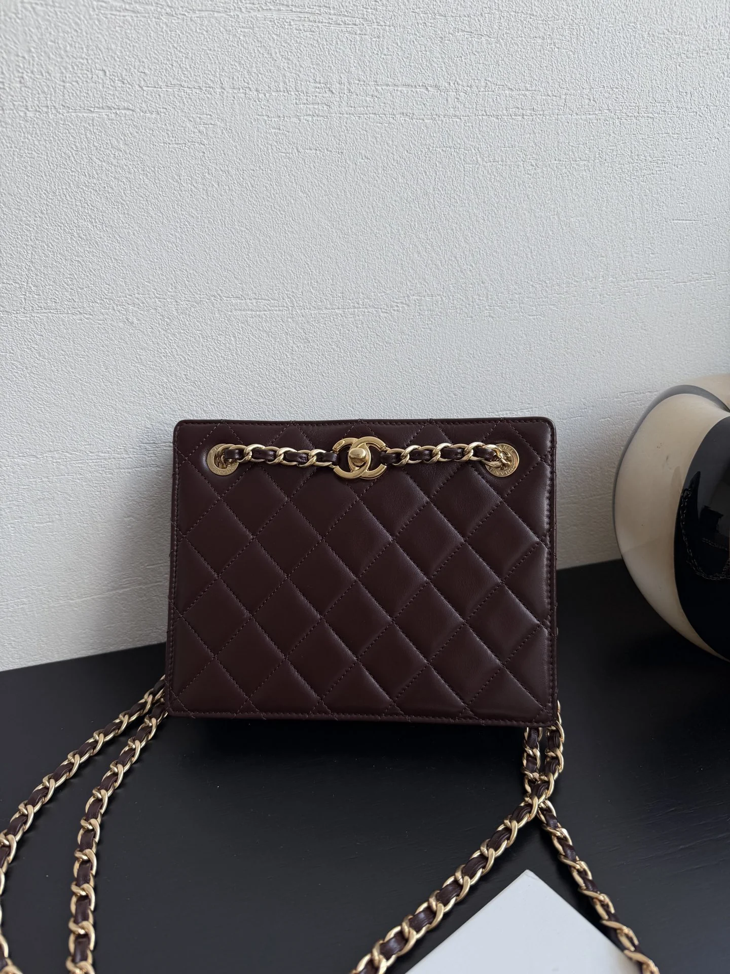 Винтажная квадратная вечерняя сумка Chanel из 24-каратного золота - цвет ?Жижубовый красный?.