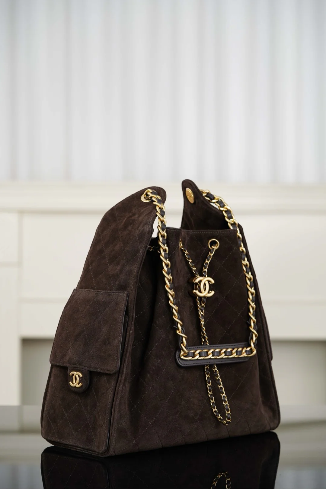 Сумка-ведро Chanel на завязках - замшевая сумка-хобо - большая, коричневая - золотистая фурнитура