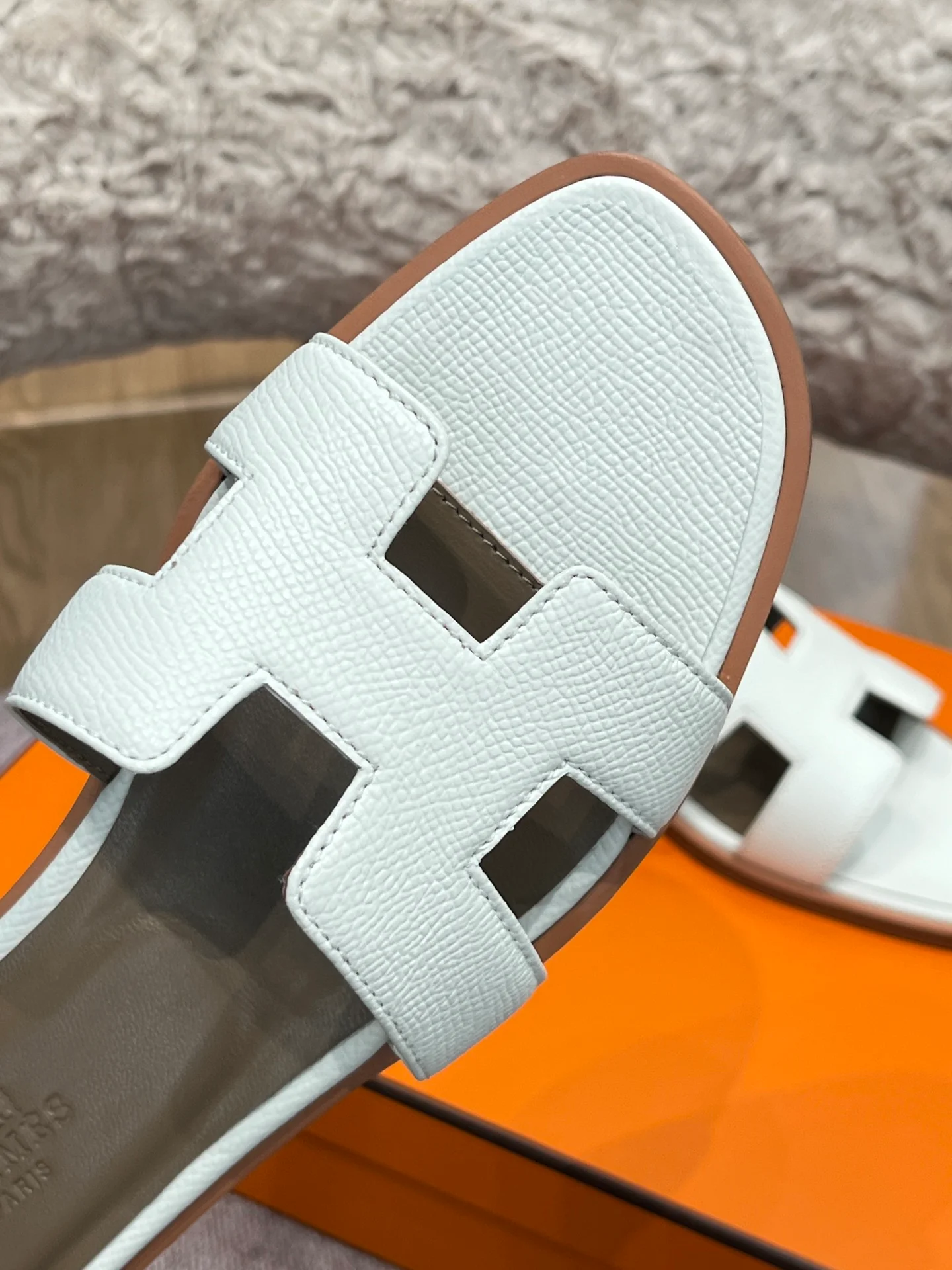 Новинка сезона весна/лето 2022 от Hermes - плоские тапочки H - 1