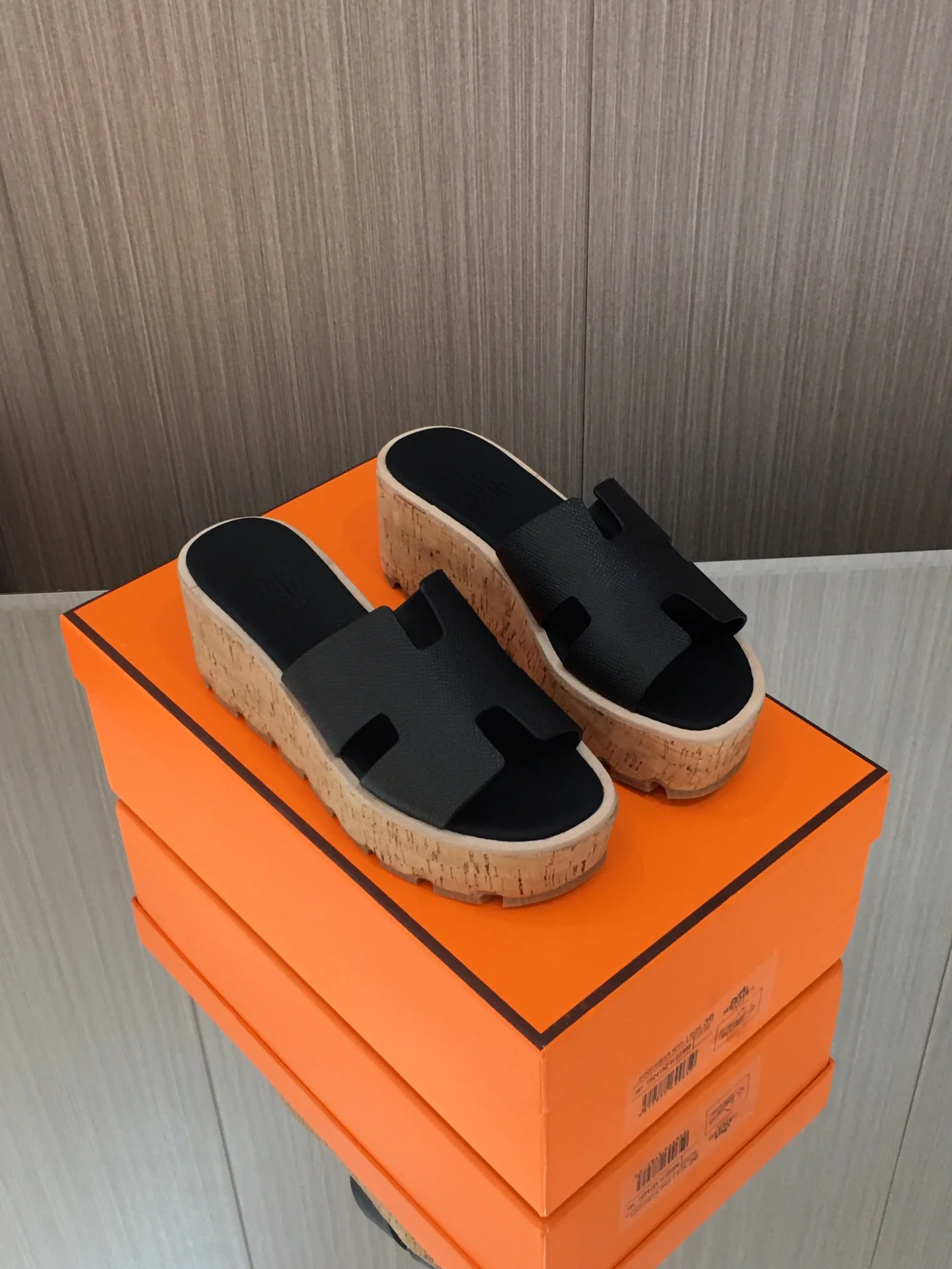 Новинка сезона весна/лето 2023 от Hermes - кожаные тапочки на платформе с принтом пальм - черные.