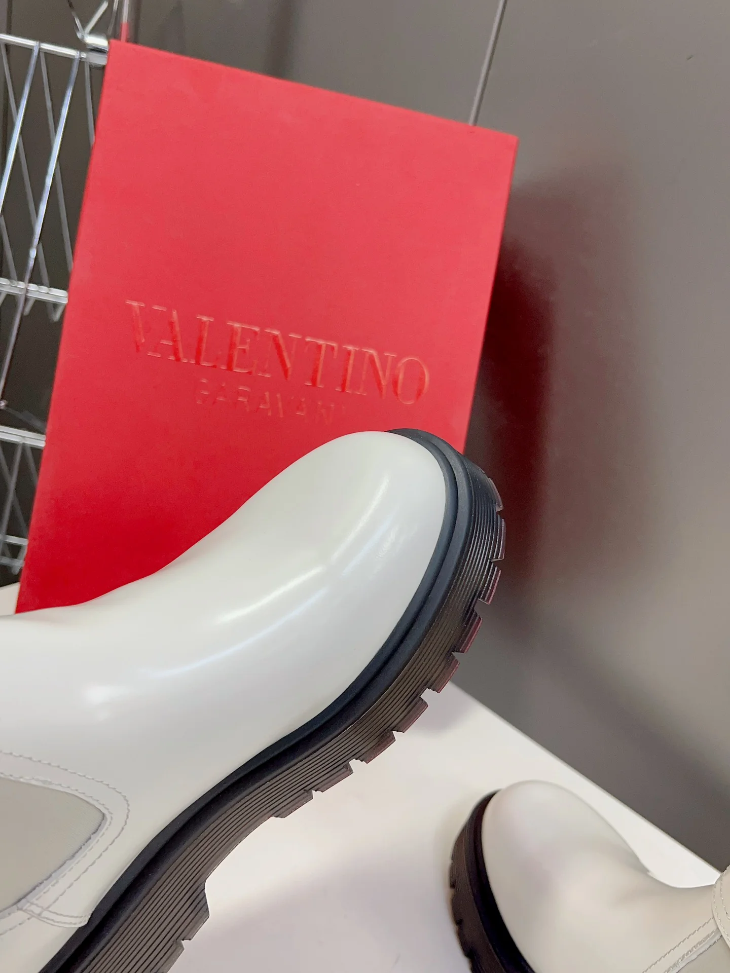 Коллекция Valentino осень/зима 2023, представленная на подиуме - Ботильоны - С крупными заклепками сбоку - Белые