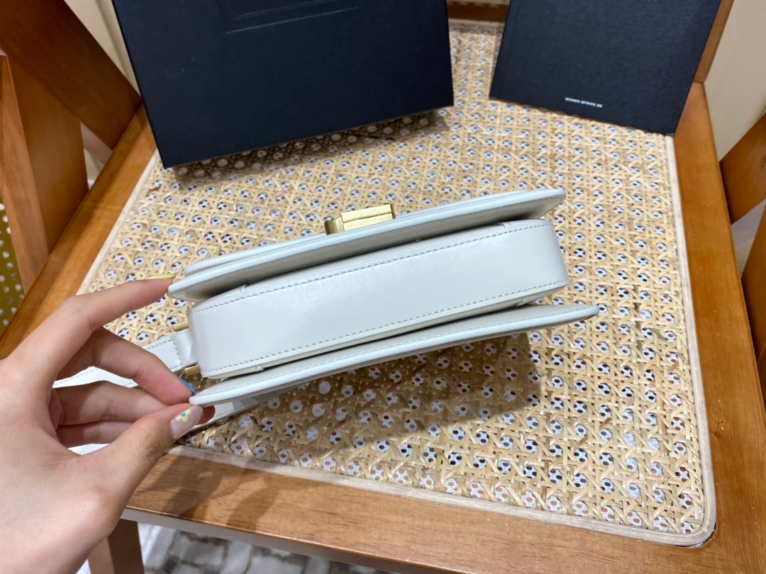 Сумка YSL Solferino Tofu Bag - белая - 18 см - На фото: На мне