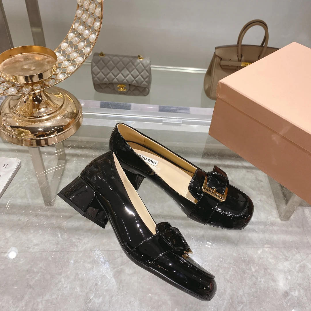 Новинка сезона осень/зима 2022 от Miu Miu - Туфли на низком каблуке с квадратным носком - Черные