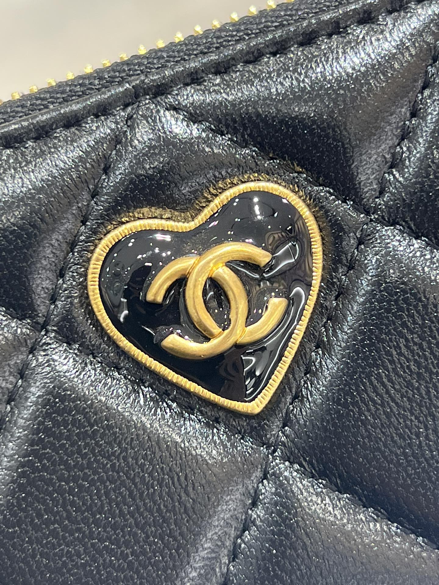 Кошелек-кардхолдер Chanel 23s Heart с эмалированной застежкой-молнией