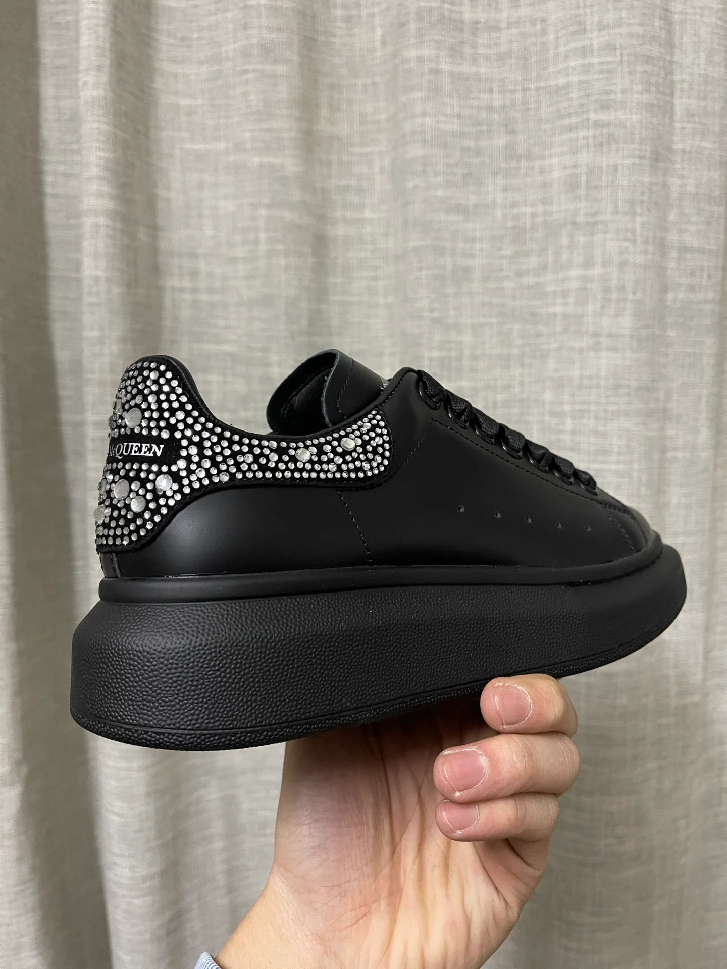 Классические белые кроссовки McQueen - унисекс - черные с белыми бриллиантами - премиум-издание