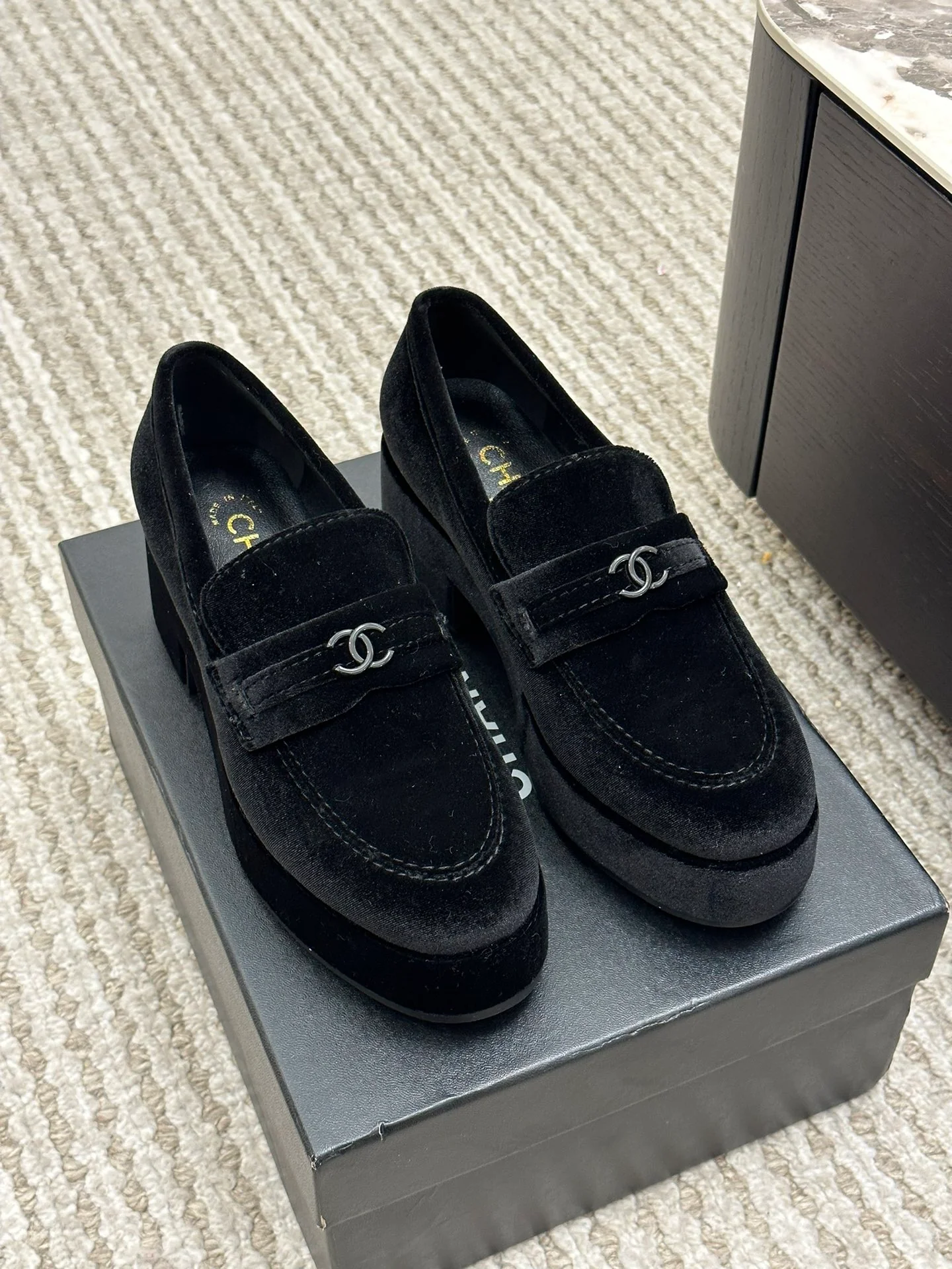 Новинка сезона осень/зима 2022 от Chanel - Лоферы на платформе - Флисовые.