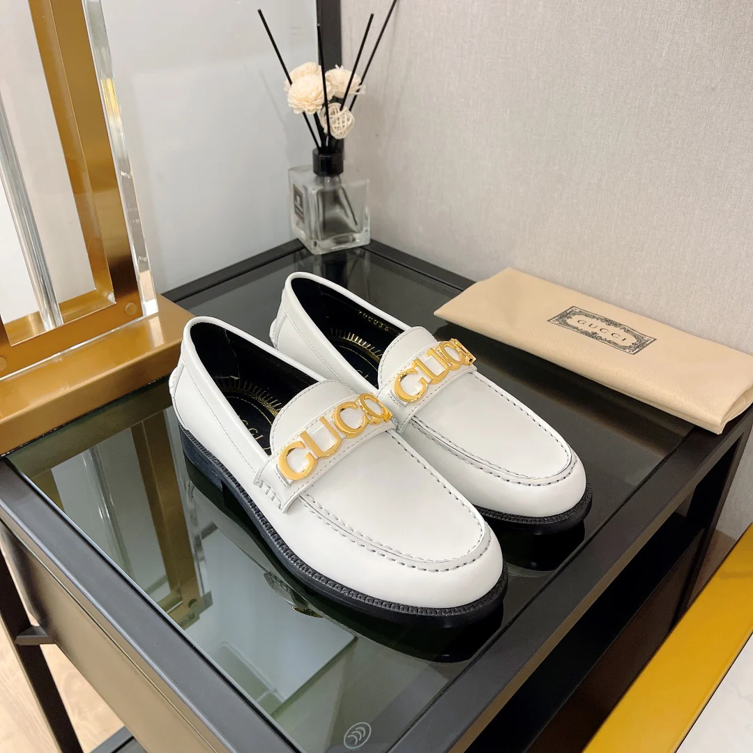 Новинка Gucci 2022 года - Лоферы с металлическими пряжками в виде букв.
