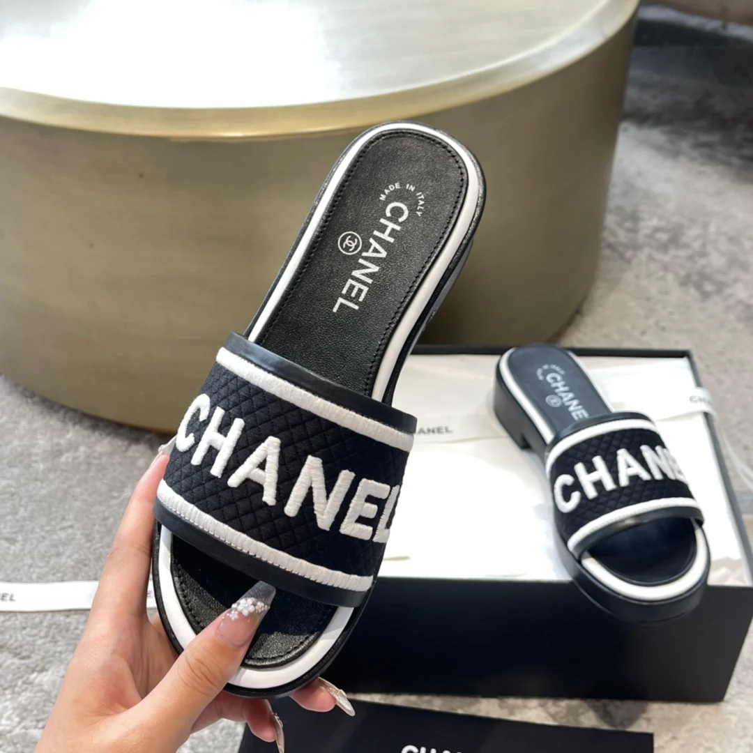 Новинка сезона весна/лето 2023 от Chanel - Плетеные тапочки - Белые
