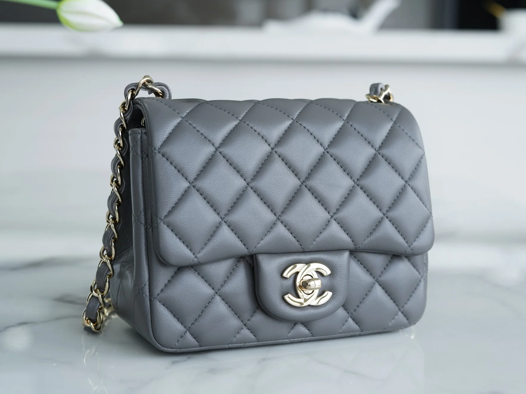 Часы Chanel CF Square Fat Man - 18 см - темно-серые, из овечьей кожи, со светло-золотистой пряжкой.