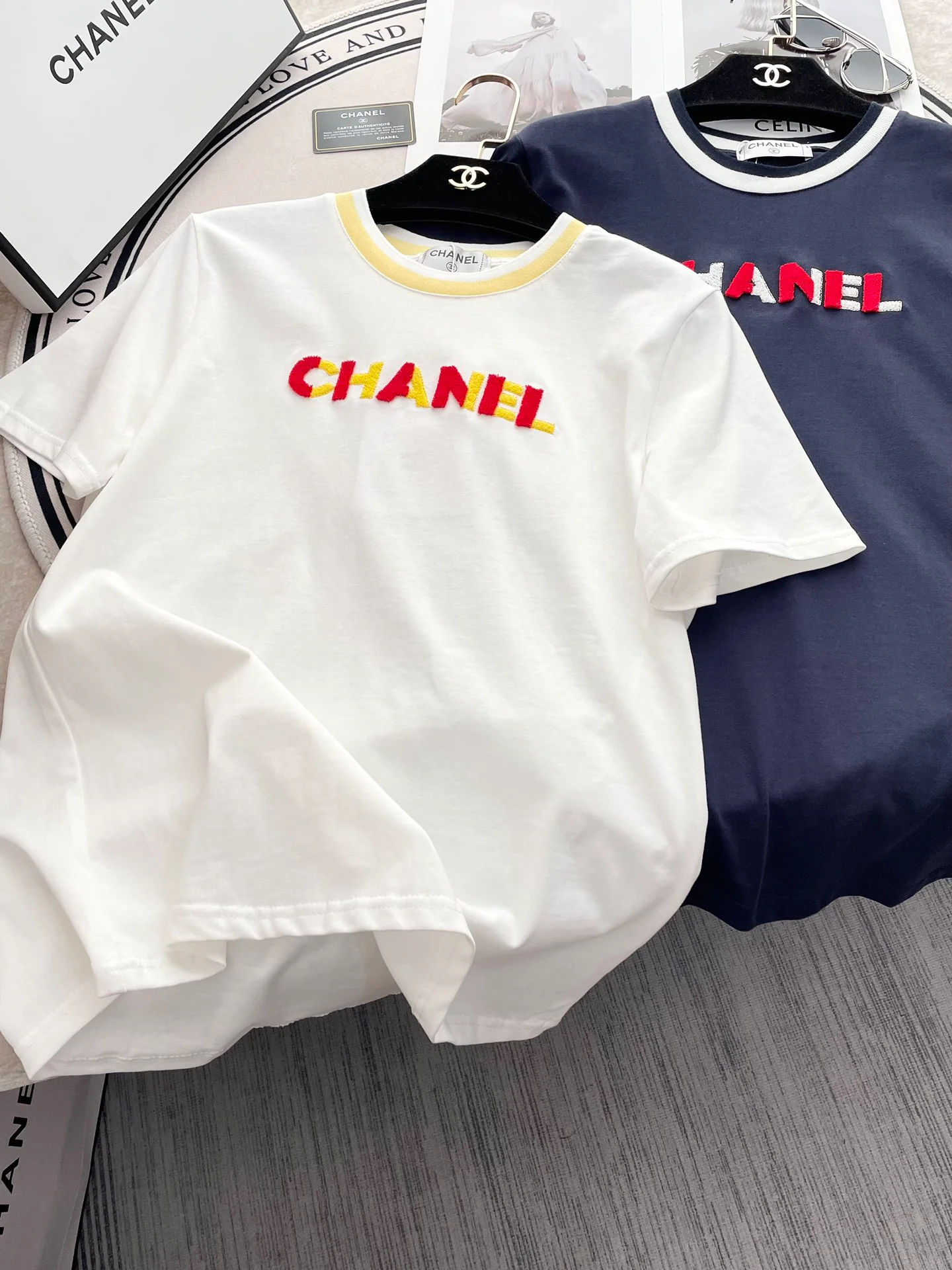 Футболка Chanel 2403 с вышитой 3D-буквой в виде зубной щетки, белая.