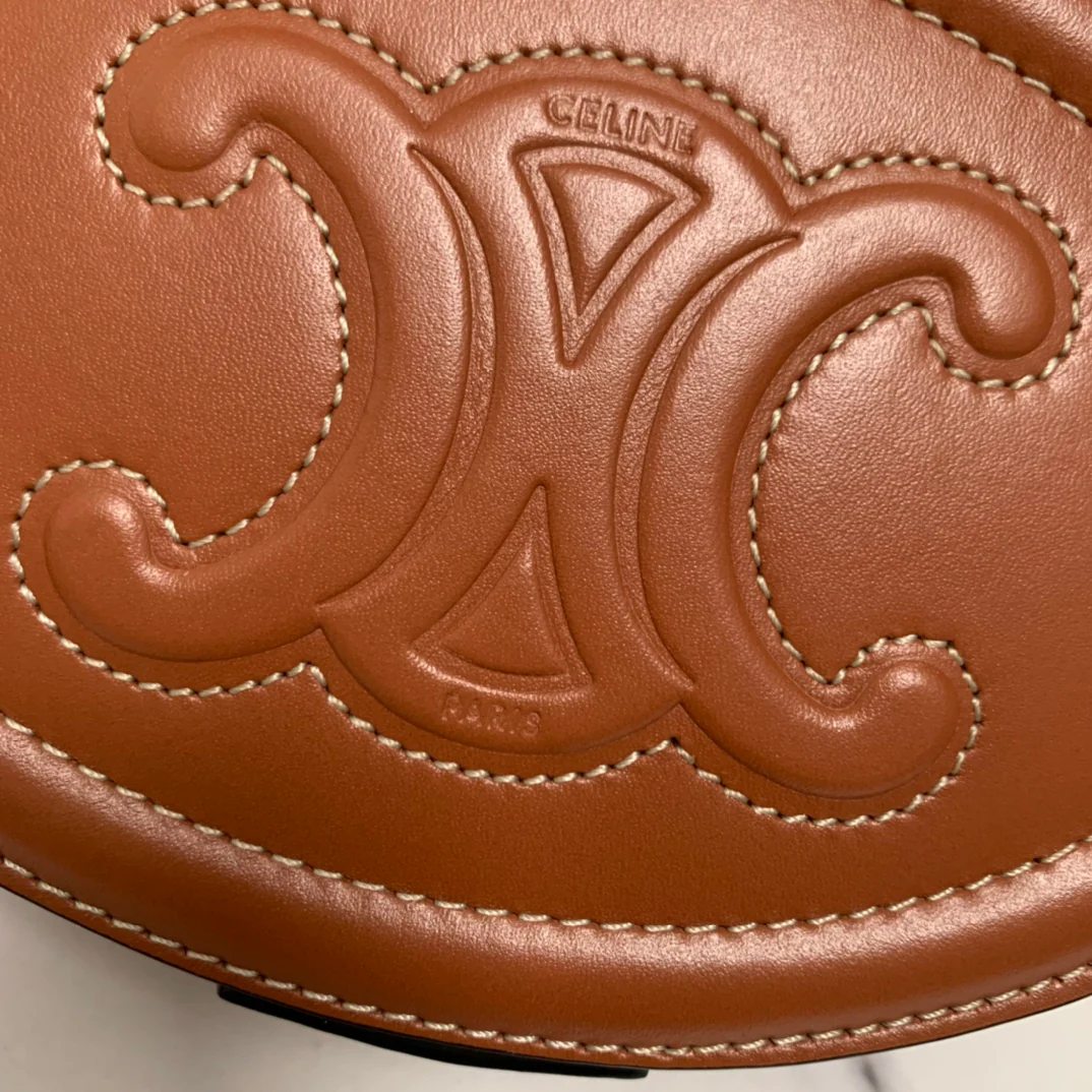 Мини-сумочка в виде лунного пирога от Celine, коричневая.