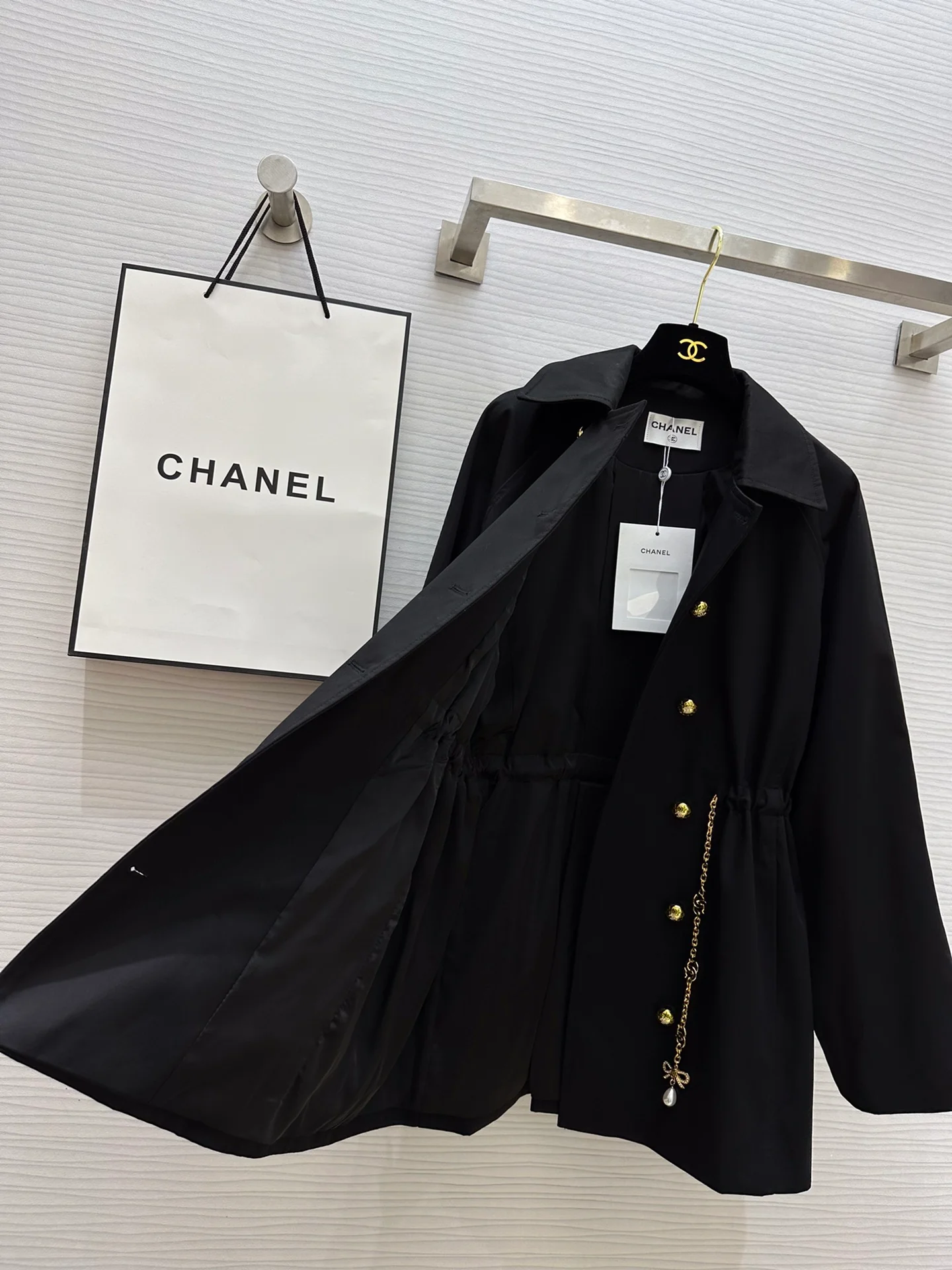 Тренч Chanel 2403-24 Весна/Лето, новый, с двубортной отделкой цепочками, черный.