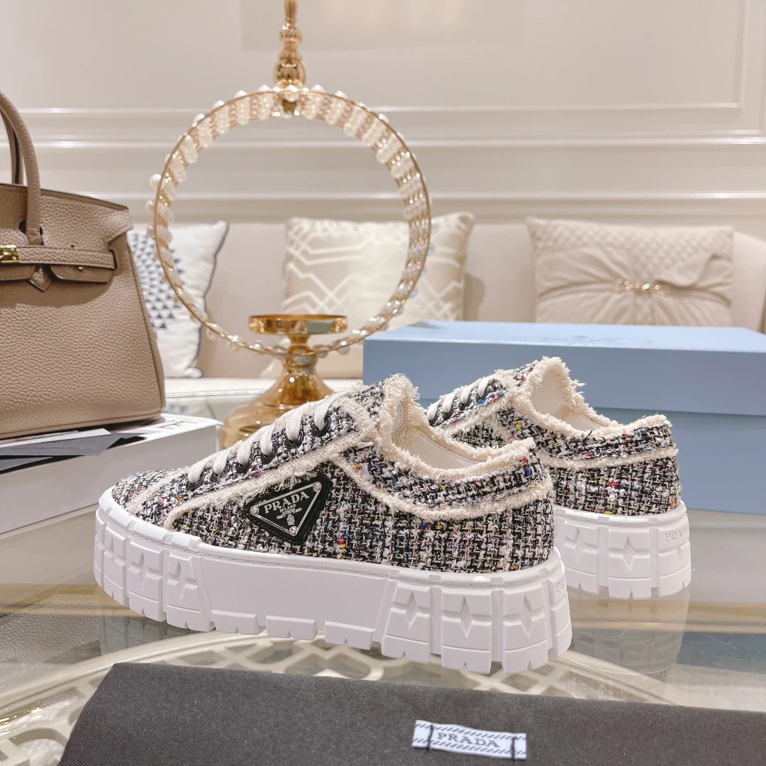 Prada - Новинка сезона осень/зима 2022 - Туфли из состаренной парусины