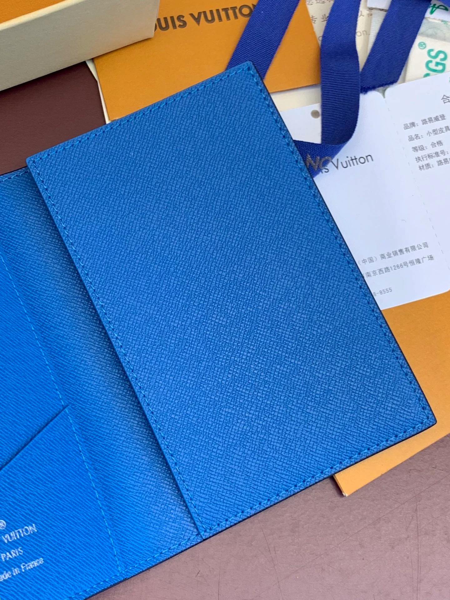 LV-m31030-Держатель для паспорта