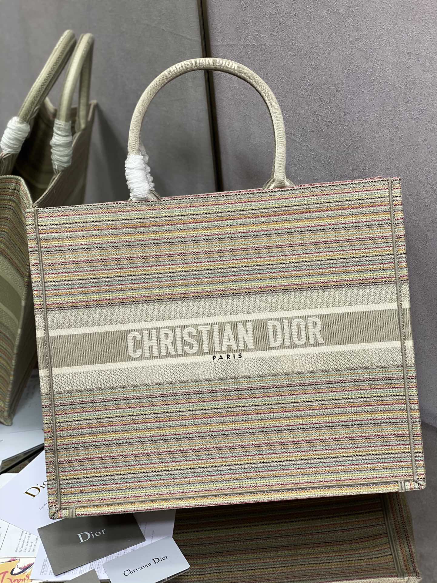 Сумка Dior Book Tote, большая (41-5 см), с золотой полосой.