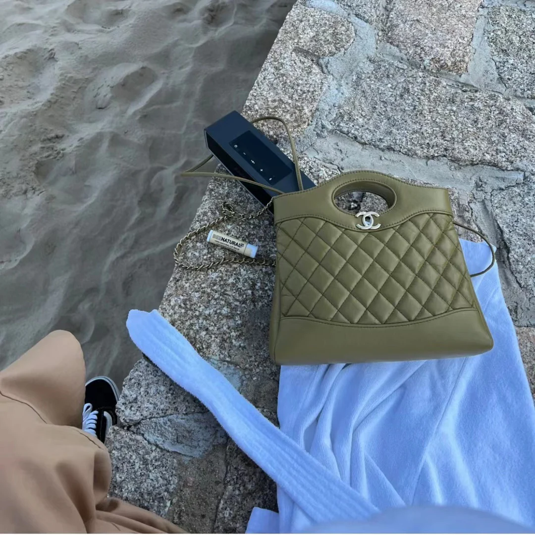 Коллекция Chanel Pre-Fall 2023 - сумка 31bag - оливково-зеленая - мини