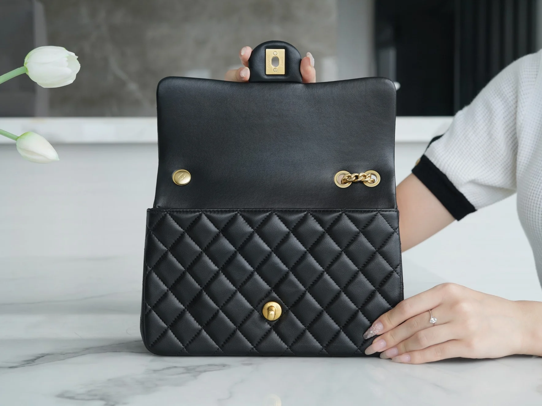 Коллекция Chanel Весна/Лето 2023 - Сумка с регулируемой пряжкой Camellia - CF Flap Bag - Черная - Маленькая