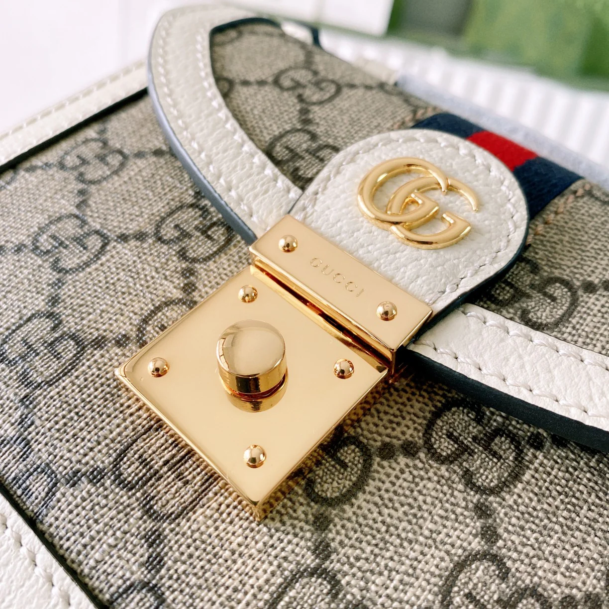 Мини-сумочка Gucci Ophidia/сумка через плечо - 17,5x13x6 см - Белая кожаная отделка с монограммой.