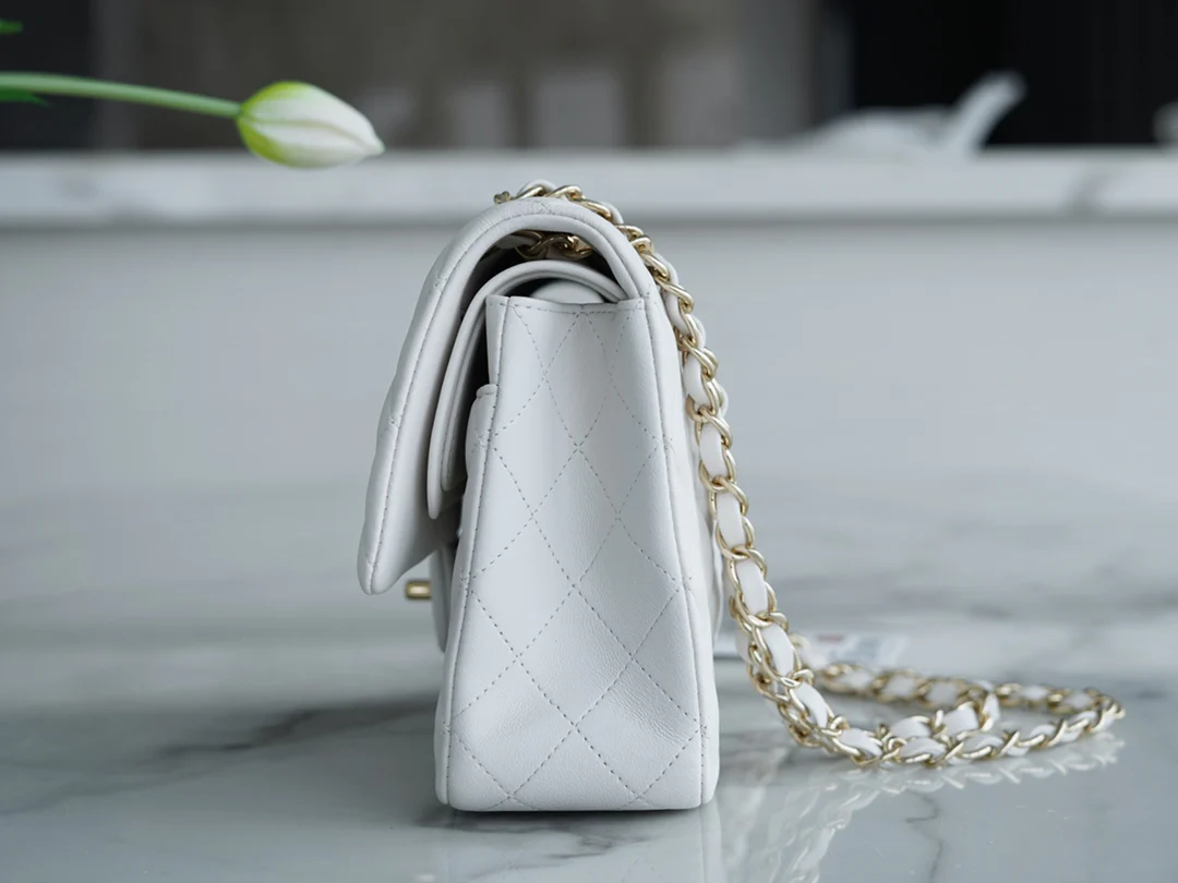 Сумка Chanel CF Medium - 25 см - из белой овечьей кожи с пряжкой из светлого золота - CF25