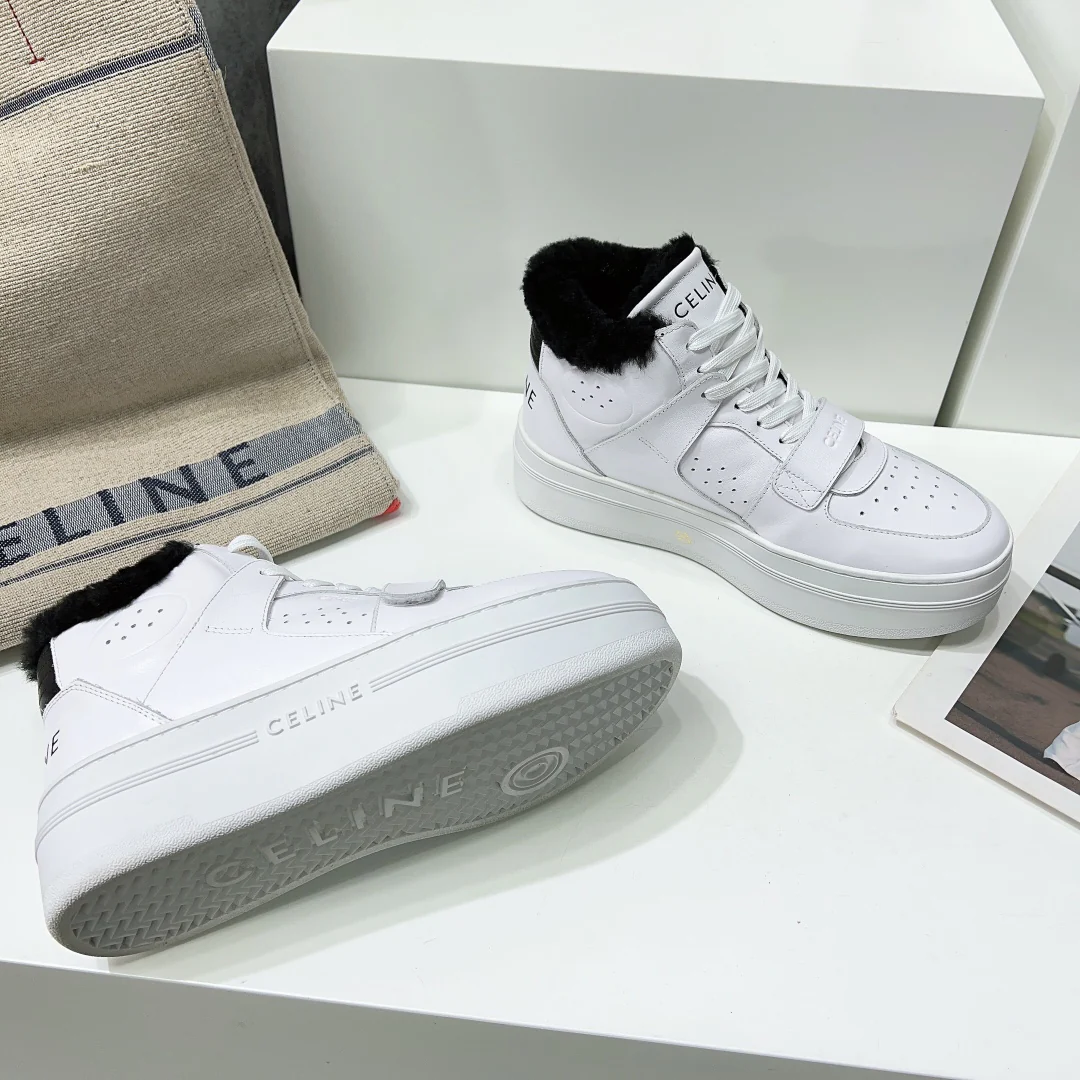 Новинка осенне-зимней коллекции Celine 2022 — высокие кеды на платформе с меховой отделкой — белые.