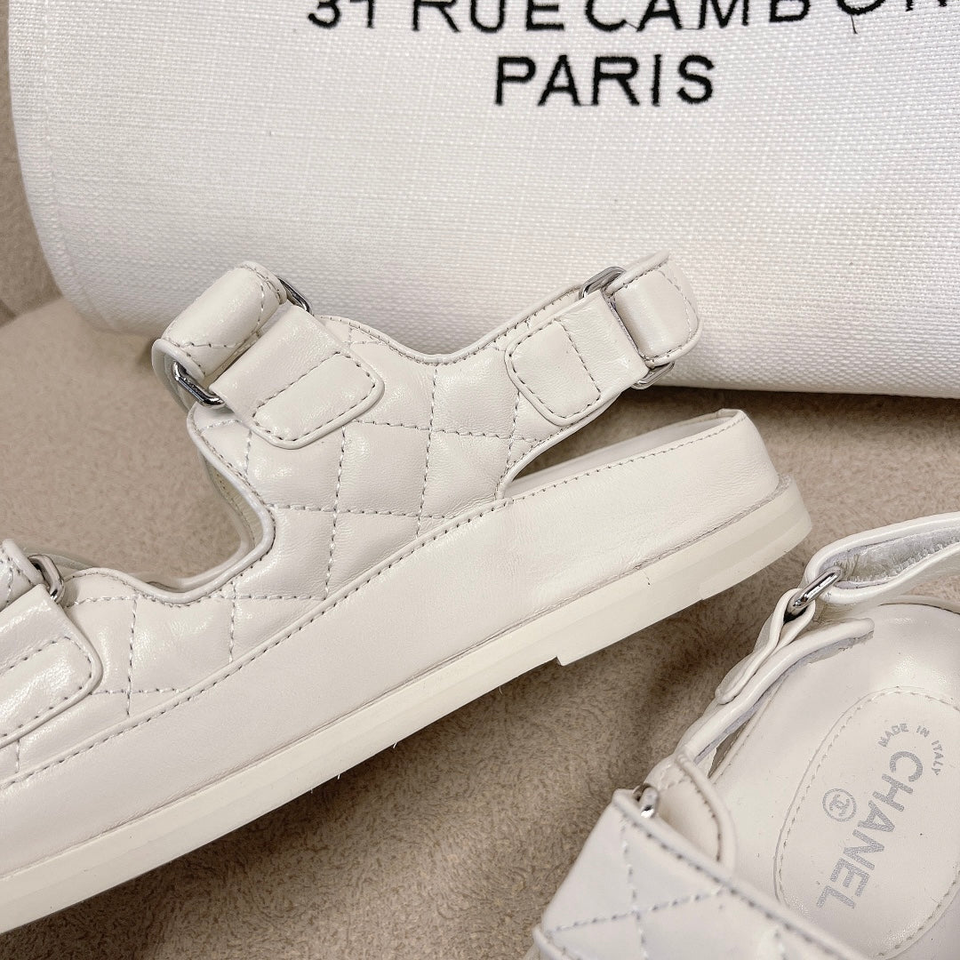 Chanel - Белые кожаные сандалии в клетку