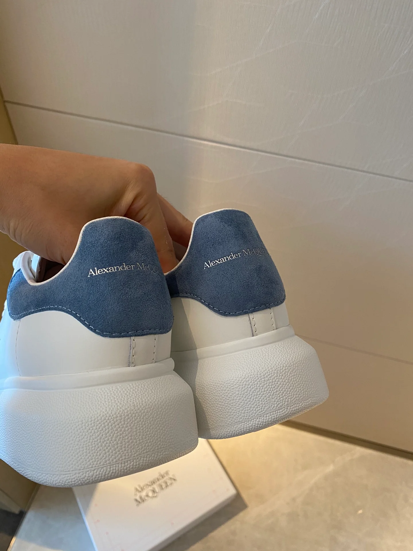 Классические белые кроссовки McQueen - замшевая подошва на каблуке - серо-голубые