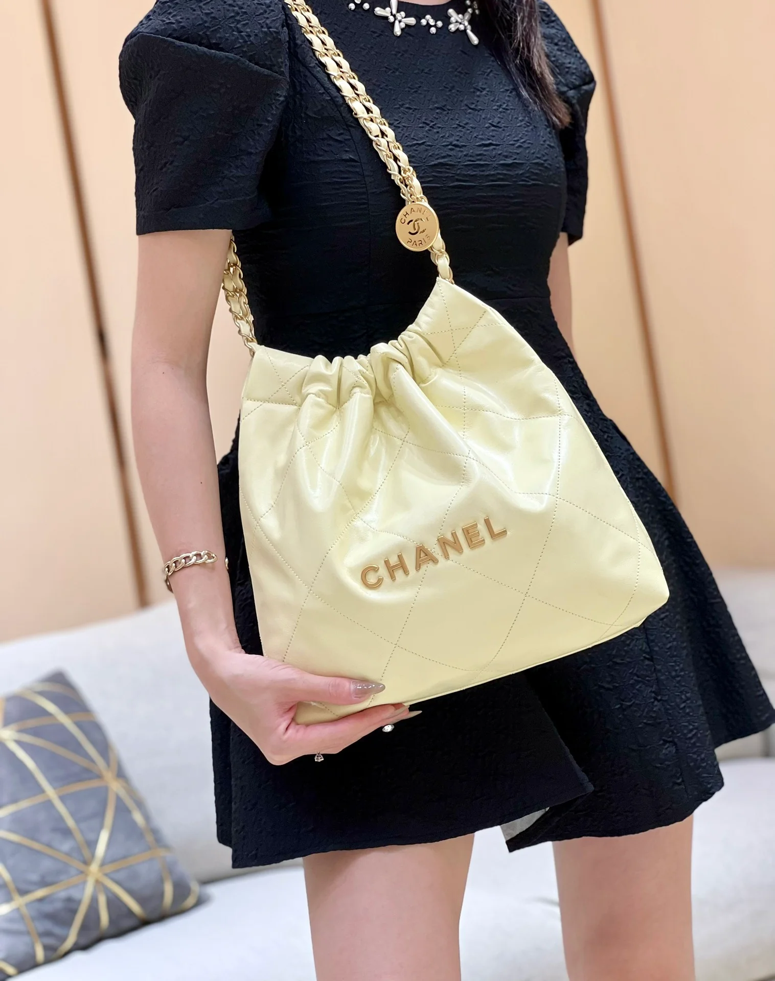 Новинка сезона весна/лето 2023 от Chanel - сумка 22bag - маленькая - цвет 