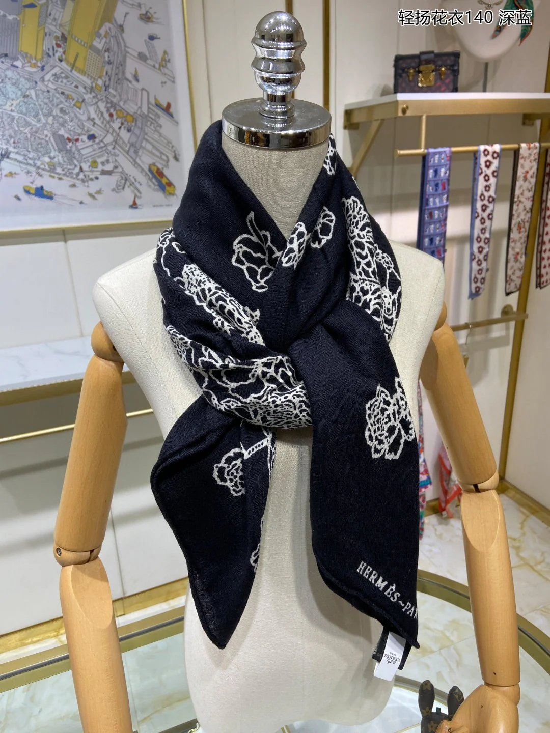 Hermes - Легкий квадратный шарф с цветочным узором - 140 см - 70% кашемир - 30% шелк