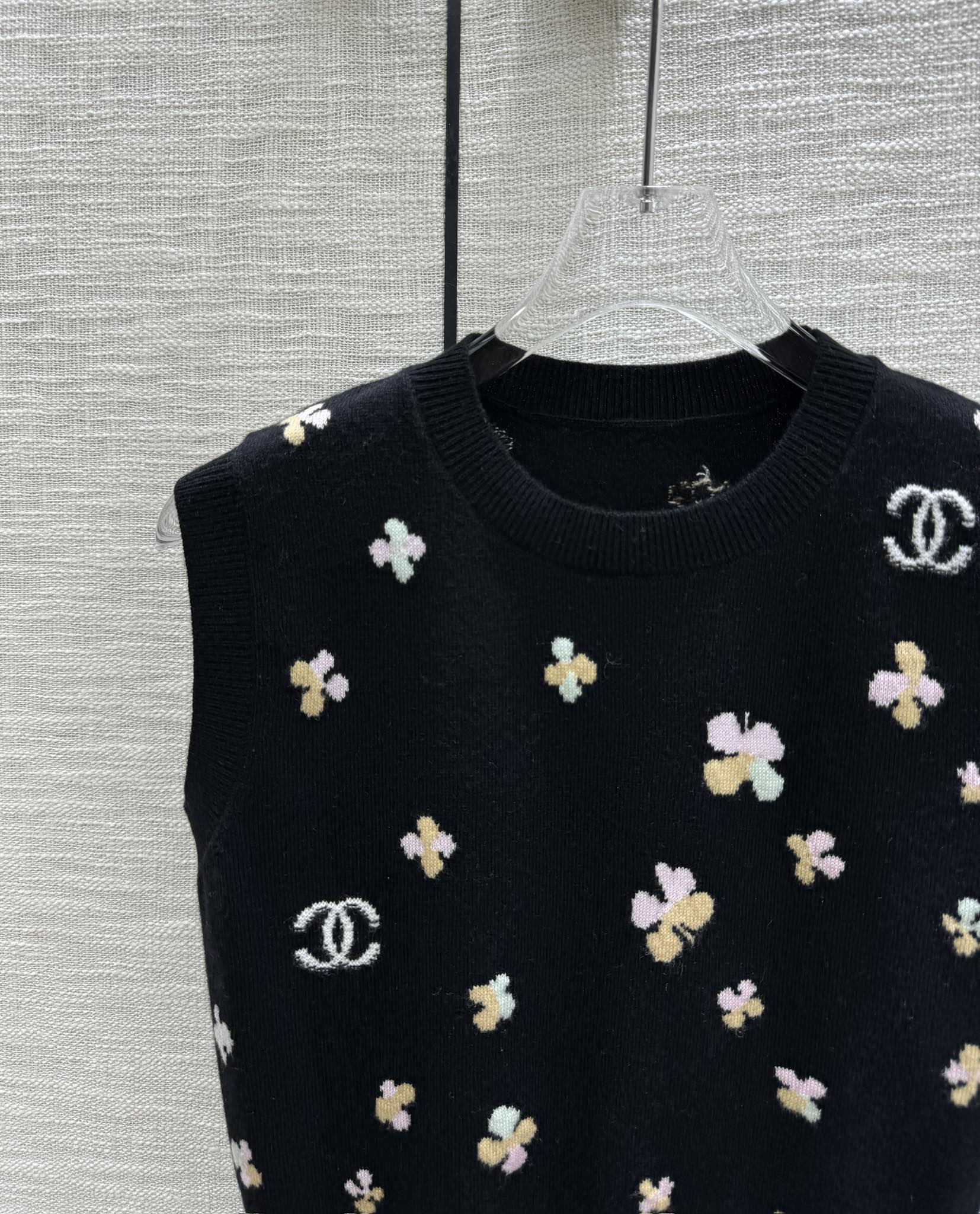 Chanel 2403-24 Коллекция ?Ранняя весна? Métiers d'Art — Вязаный жилет ?Клевер? — Черный