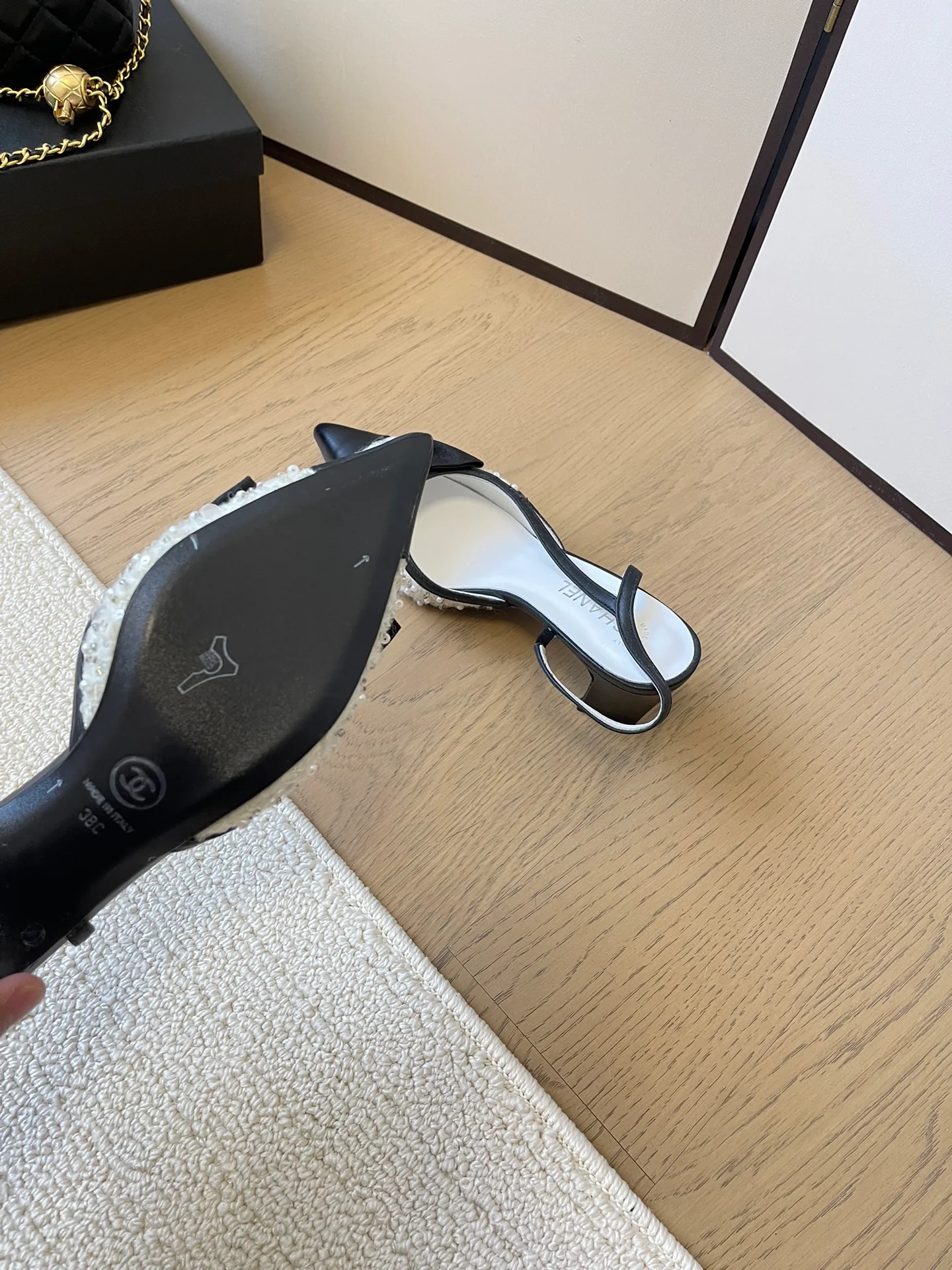 Туфли на высоком каблуке Chanel 2024 с острым носком и лентой - черные