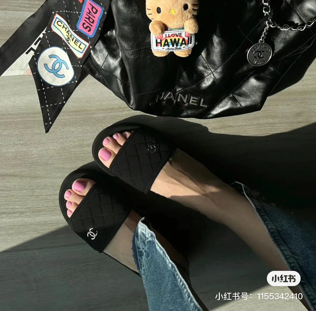 Новинка сезона весна/лето 2023 от Chanel - кожаные тапочки из овечьей кожи - черные.