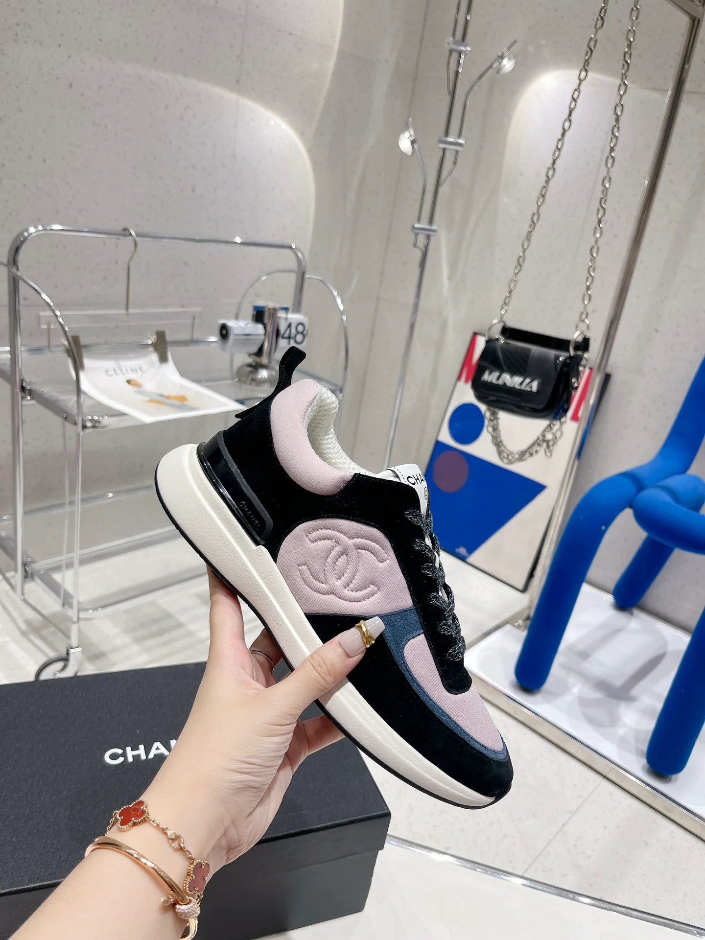 Повседневные кроссовки Chanel из коллекции весна-лето/зима 2022 — розовато-серые.