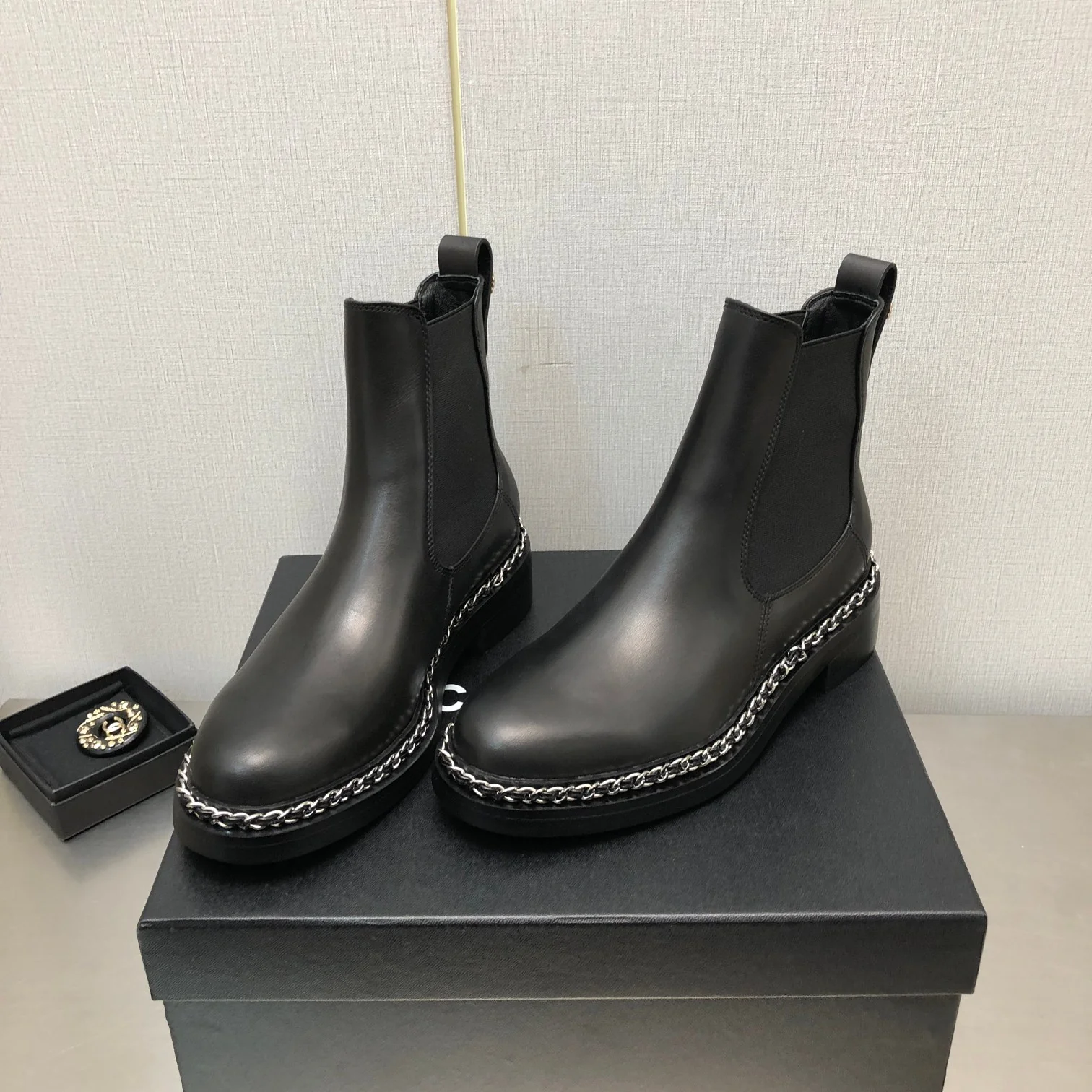 Chanel - Ботильоны в британском стиле с кожаной цепочкой - 1