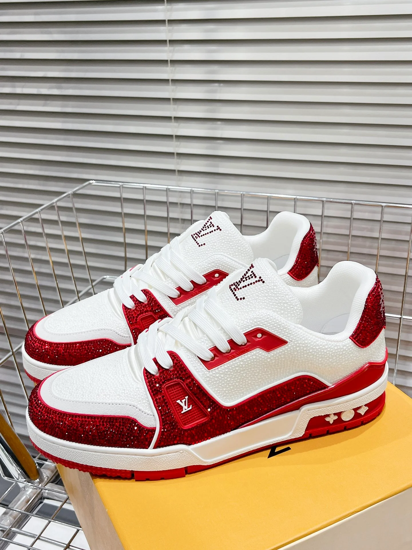 Кроссовки LV Trainer - обувь для скейтбординга - глянцевые белые и красные - унисекс